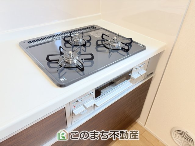 LiveleGarden.S宇都宮市鶴田町第24のキッチン|三ツ口コンロ採用で、同時調理もスムーズ◎！お料理を並べられるカウンター付きで、配膳・片付けをサポート！リビングで過ごすご家族とコミュニケーションを楽しみながら作業可能です♪