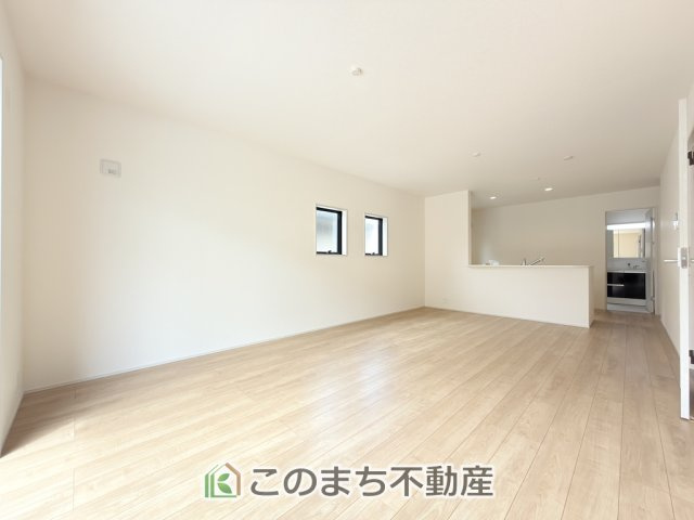 LiveleGarden.S宇都宮市鶴田町第24の居間・リビング|開放感のある広々としたリビング☆家族みんなでゆったりくつろげます♪
南側から暖かな日差しが差し込みます♪キッチンからリビングの様子がよく見渡せます☆