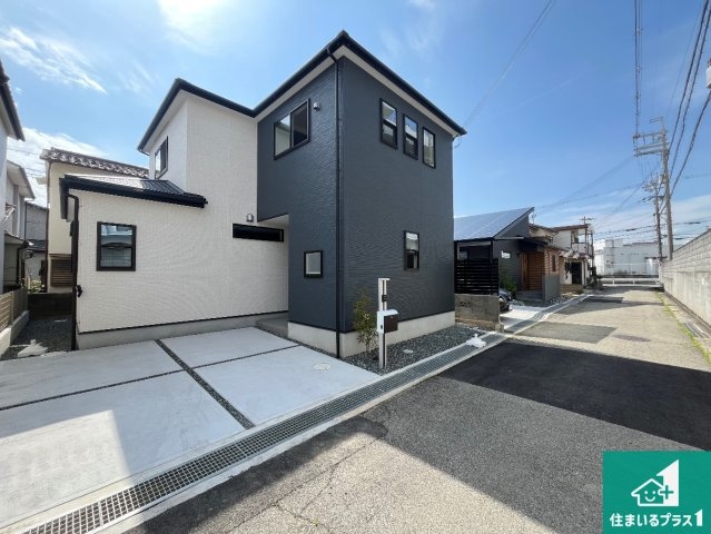 加古川市平岡町高畑　第12期　新築一戸建ての前面道路含む現地写真|周辺は閑静な住宅街！前面道路広々で車の出し入れも便利です。駐車が苦手な方でも安心して車庫入れできます！