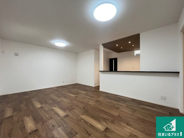 加古川市平岡町高畑　第12期　新築一戸建ての居間・リビング|明るいリビングで朝の目覚めもスッキリできそう！対面キッチンでご家族のコミュニケーションも自然と増える設計！小さなお子様が遊ぶスペースを作っても広々とくつろげるLDK！