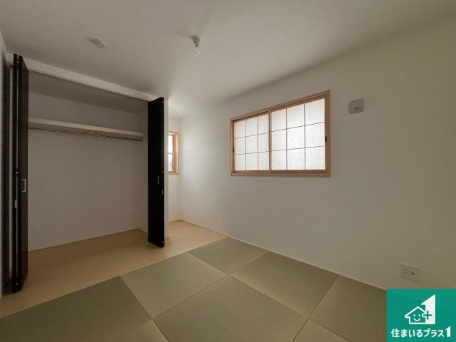 加古川市平岡町高畑　第12期　新築一戸建ての和室|一室あると便利な和室は客間としてだけでなく、小さなお子様のプレイルームや食後のくつろぎスペースとしてもご利用いただけます。収納もついていますので大活躍間違いなし！