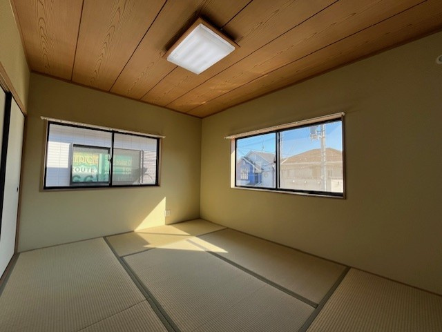 神戸市西区宮下1丁目の和室|【和室/約6.0帖(2階)】
2階にも和室が設置されています。南と東の2面採光なので、朝から爽やかな光が届きます。寝室としてご活用いただくと、気持ちの良い朝を迎えられそうです。