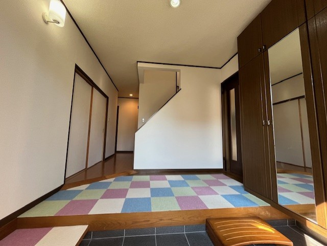 神戸市西区宮下1丁目の玄関|【玄関】
玄関の様子です。ゆとりのある設計で、複数人でもスムーズにお使いいただけます。お子様のお出かけ準備のサポートや、お買い物帰りの荷物の運搬なども快適にこなせそうです。