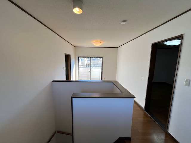 神戸市西区宮下1丁目の内装|【2階ホール】
ホールからバルコニーに出入りができます。居室を通らずに洗濯物を取り込むことができるのが嬉しいポイント。お仕事中、勉強中のご家族がいても気兼ねなく家事を進められます。