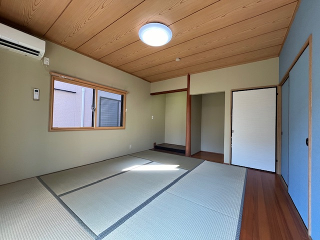 神戸市西区宮下1丁目の和室|【和室/約6.0帖(1階)】
床の間や仏間が備わった和室です。玄関から近く、応接間としてご活用いただけます。2面採光で明るく風通しも良好です。
