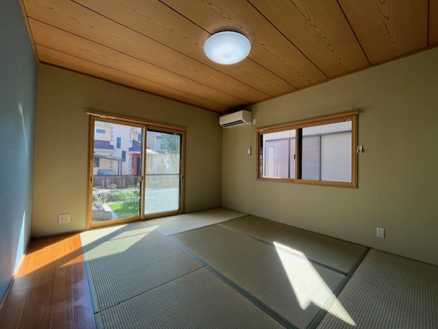 神戸市西区宮下1丁目の和室|【和室/約6.0帖(1階)】
南側の掃き出し窓からは庭の様子が見られます。南と西の2面に窓がありますので、正午以降も明るい自然光が差し込みます。