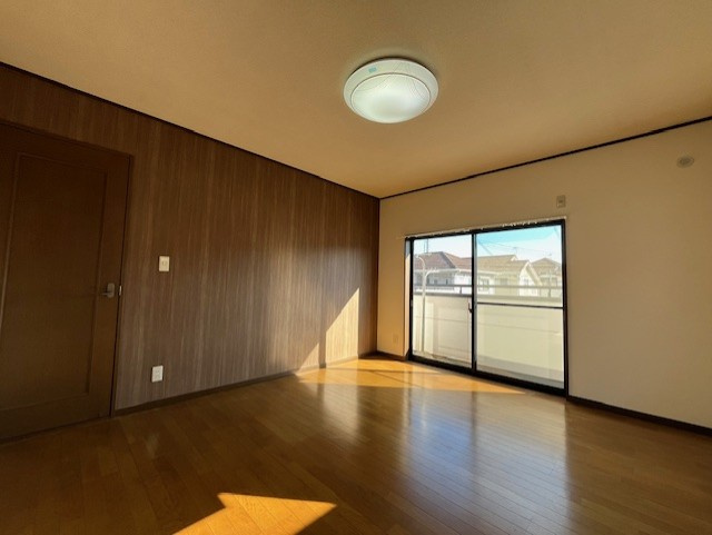 神戸市西区宮下1丁目の洋室|【洋室/約7.0帖】
バルコニーに隣接しています。布団干しがスムーズにできるので、主寝室としておすすめの一室です。フローリング仕様なので、日々のお手入れも簡単です。