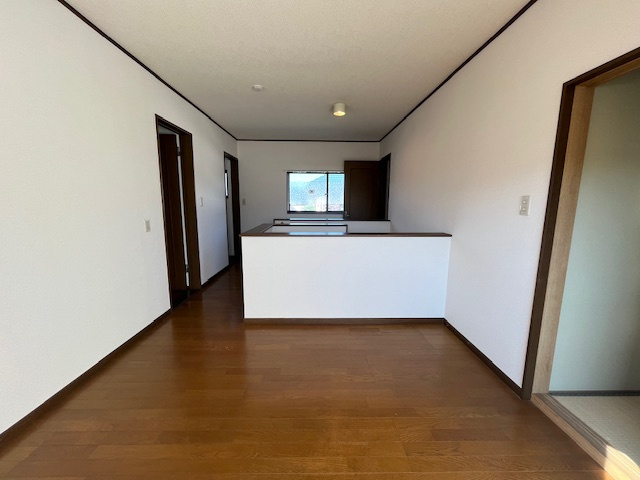 神戸市西区宮下1丁目の内装|【2階ホール】
2階ホールの様子です。広々としており、室内干しスペースなどにもご活用いただけます。南と北の2面に窓があり、風通しも良さそうです。
