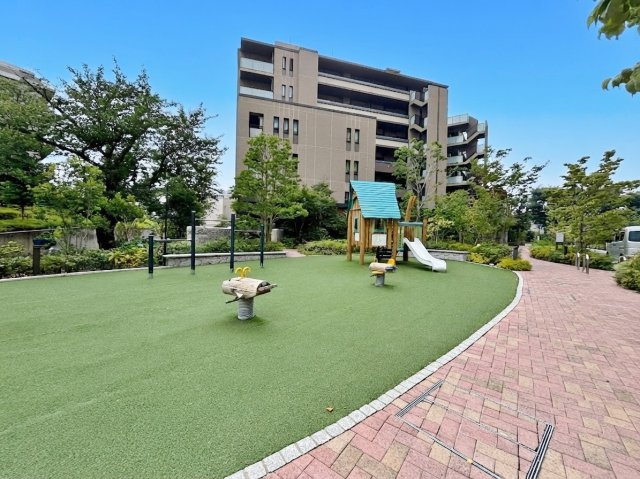 プラウドシティ小竹向フロントコートのその他|敷地内には提供公園があり小さなお子様も安心です
綺麗なインターロッキングを施した美しい街並み
利便性と居住性を兼ね備えたマンションです