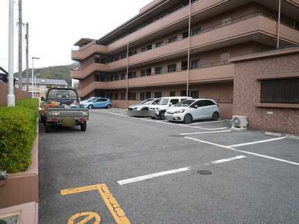 ダイアパレス東海田の駐車場