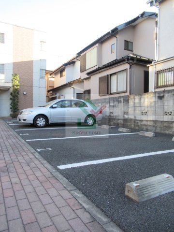 メゾンドクレフの駐車場