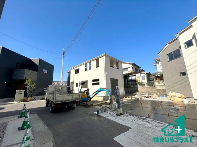 ●生駒郡平群町吉新　第3期　新築一戸建ての前面道路含む現地写真|周辺は閑静な住宅街です。前面道路もしっかりと有りますので車の出し入れも安心ですよ！