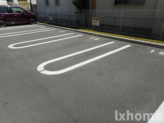 ネストージュの駐車場