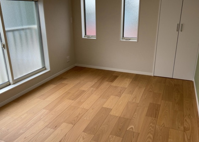 【洋室】 | 中野上町新築戸建 | 洋室のメリットは重い家具が置きやすく、身の回りが整理しやすいことです。 床がフローリングのため畳とは異なり凹みにくいです。 クローゼットなど収納が豊富で、普段使わない旅行カバンや服の整頓も簡単にです。