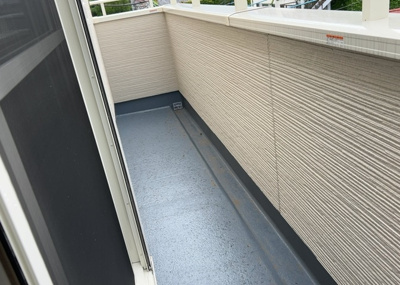 【バルコニー】 | 中野上町新築戸建 | バルコニーは、室外の専用スペースのうち、「屋根がなく開放された空間」であるものを指します。ベランダより広いタイプのものが多く、日当たりもよいため家庭菜園などを楽しみたい人にとって適した環境となります。
