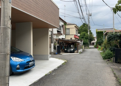 【前面道路含む現地写真】 | 中野上町新築戸建 | 住宅用の土地では前面道路に2m以上接していなければならないと法律で定められています。しかし、お持ちの車のサイズやライフスタイルなどにより、2mでは利便が悪い場合もございますので、事前に確認しましょう。