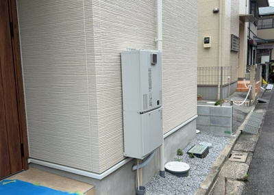 【発電・温水設備】 | 中野上町新築戸建 | 省エネ給湯器とは従来型の給湯器より熱効率が高く、少ない燃料でたくさんのお湯を沸かすことが出来る高効率な給湯器のことを指します。また、省エネ給湯器には種類があり、利便性や効果なども様々です。