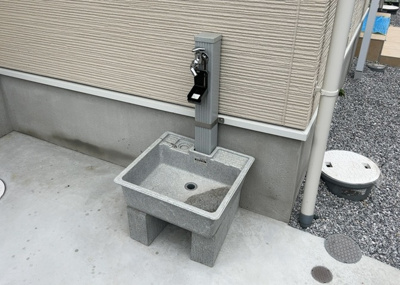 【設備】 | 中野上町新築戸建 | 敷地内には、散水栓や立水栓があります。水道水を直接利用できるため、水を運ぶ手間を省くことが出来ます。大量の水を必要とする洗車作業や清掃などに役立ちます。その他設備とあわせて、現地でご確認ください。