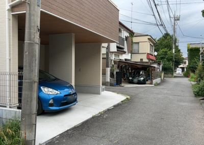【前面道路含む現地写真】 | 中野上町新築戸建 | お持ちの車種によっては前面道路が広い方が便利でしょう。しかし、前面道路が広ければその分交通量が多くなるため、騒音などが気になる場合があります。実際に現地を見学し、周辺交通量や騒音などを確認しましょう！