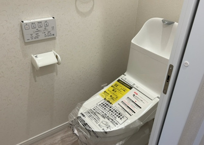 【トイレ】 | 中野上町新築戸建 | トイレは大きさや形、機能、抗菌性などが異なる多種多彩なタイプが各メーカーから出ています。それぞれに良さがあるため、事前にどういったタイプのトイレがいいのかをご家庭内で決めて、内見に行くといいでしょう。