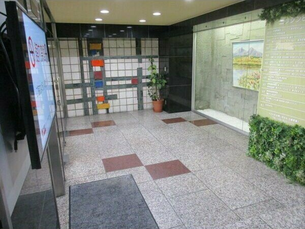 ニッシンビルのロビー