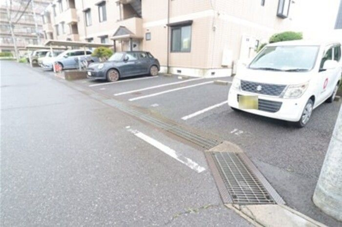 ロイヤル南流山の駐車場