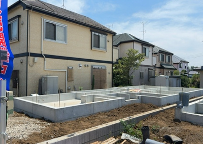 【バルコニー】 | 金森新築戸建 | バルコニーは、室外の専用スペースのうち、「屋根がなく開放された空間」であるものを指します。ベランダより広いタイプのものが多く、日当たりもよいため家庭菜園などを楽しみたい人にとって適した環境となります。