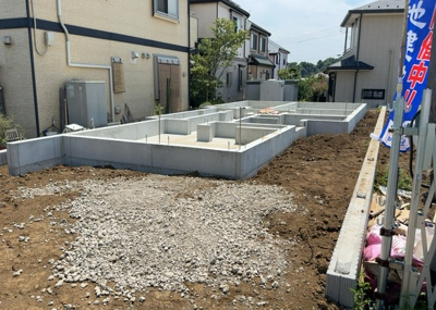 【構造・工法・仕様】 | 金森新築戸建 | 木造住宅とは土台、壁、柱など建築物の強度を支える構造体の材に木が使用されている構造を指します。構造体は建物の自重を支えるだけではなく風圧や水圧、積裁荷重などあらゆる衝撃に耐えるための基礎です。
