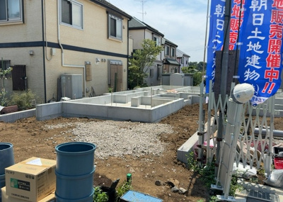 【構造・工法・仕様】 | 金森新築戸建 | ベタ基礎とは、柱の位置に関係なく全体に基礎がある事を指し、面積が大きい分建物の重さを全体に分散できます。また、地面からの湿気や害虫を遮断でき、木造住宅で心配されるシロアリ被害を防ぐ効果も期待できます。
