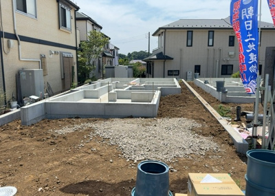 【外観】 | 金森新築戸建 | 現地に行くなら、物件の周囲の地形がどうなっているかを見ることも大切です。周辺より低くなっている土地では、大雨などで水が集まりやすいため、地盤が弱くなっているということも考えられるため、注意が必要です。
