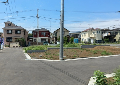 【前面道路含む現地写真】 | 金森新築戸建 | 道幅が狭い場所は比較的土地の値段が低いことが多く、また交通量が少ないため騒音が少なく静かな環境で過ごせます。また、小さいお子様がいるご家庭も安心です。一方で車の駐車が難しいというデメリットもあります。