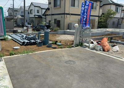 【前面道路含む現地写真】 | 金森新築戸建 | 道幅が広い場所は日当たりや風通が良好です。幅が広いのですれ違いも可能ですし大きな車でも駐車可能！一方で、大型車が通ることも多くなるため交通量の増加により騒音に繋がります。また土地の値段が高くなります。