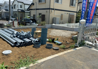 【駐車場】 | 金森新築戸建 | 車一台あたりに必要なスペースは、標準サイズの普通自動車で横幅2m50cm、長さ5mは必要になります。ただし、乗降のことも考慮して横幅3m30cm、長さ5m50cmほどは確保できるところを選びましょう。