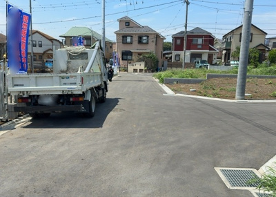 【前面道路含む現地写真】 | 金森新築戸建 | 住宅用の土地では前面道路に2m以上接していなければならないと法律で定められています。しかし、お持ちの車のサイズやライフスタイルなどにより、2mでは利便が悪い場合もございますので、事前に確認しましょう。