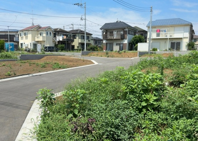 【前面道路含む現地写真】 | 金森新築戸建 | お持ちの車種によっては前面道路が広い方が便利でしょう。しかし、前面道路が広ければその分交通量が多くなるため、騒音などが気になる場合があります。実際に現地を見学し、周辺交通量や騒音などを確認しましょう！