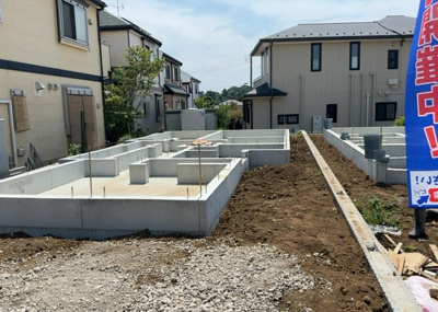 【庭】 | 金森新築戸建 | 庭があることでガーデニングや家庭菜園はもちろん、こどもの遊び場やペットを放して遊ぶことができます。また、家の周囲に余裕があるということです。隣地との間があれば、十分な日当たりと、風通しが確保できます。