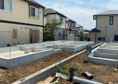 【玄関】 | 金森新築戸建 | 玄関は家の顔でもあり、家族以外の目にも止まる場所です。玄関は外との間を仕切る扉、靴などをしまっておく収納スペース、靴脱ぎのたたきスペース、来客とのやり取りをするドアホンなど複数のアイテムからなります。