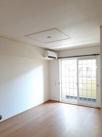 ゆったり過ごせる居間です