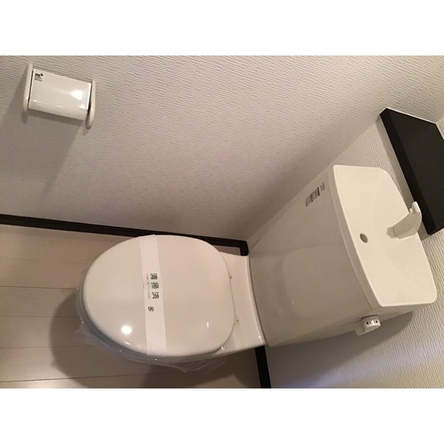 落ち着いた色調のトイレです