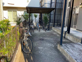 屋根付き駐輪場完備