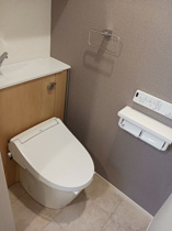 落ち着いた色調のトイレです