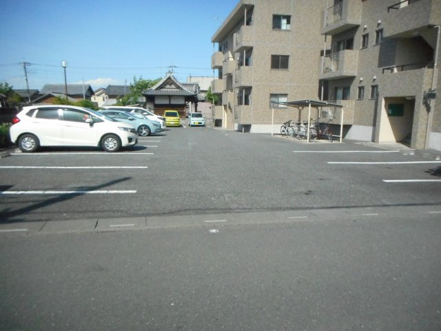 車をお持ちの方に嬉しい駐車場付きの物件です
