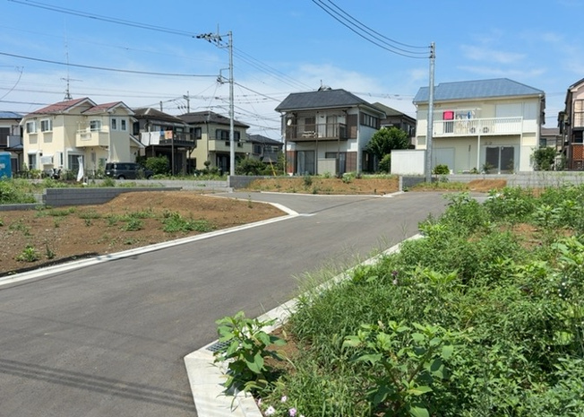 【前面道路含む現地写真】 | 金森新築戸建 | 住宅用の土地では前面道路に2m以上接していなければならないと法律で定められています。しかし、お持ちの車のサイズやライフスタイルなどにより、2mでは利便が悪い場合もございますので、事前に確認しましょう。