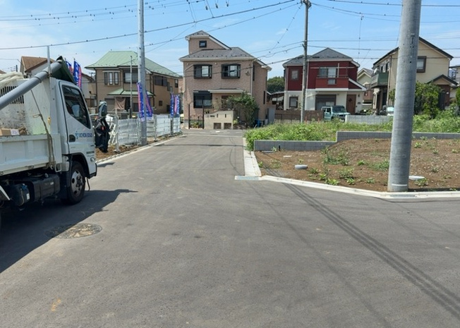 【前面道路含む現地写真】 | 金森新築戸建 | お持ちの車種によっては前面道路が広い方が便利でしょう。しかし、前面道路が広ければその分交通量が多くなるため、騒音などが気になる場合があります。実際に現地を見学し、周辺交通量や騒音などを確認しましょう！