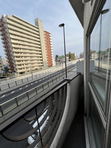 暖かな日差しのふりそそぐバルコニー