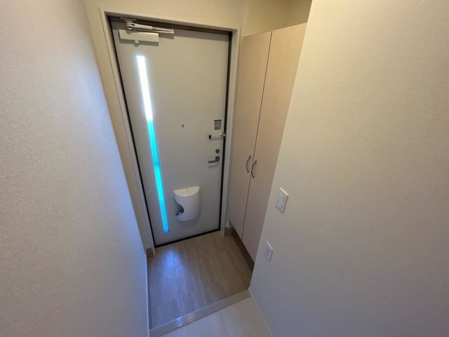 仮）港区東茶屋新築アパートの玄関|収納もある玄関です