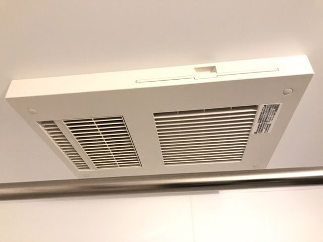 仮）港区東茶屋新築アパートの浴室|浴室乾燥機です