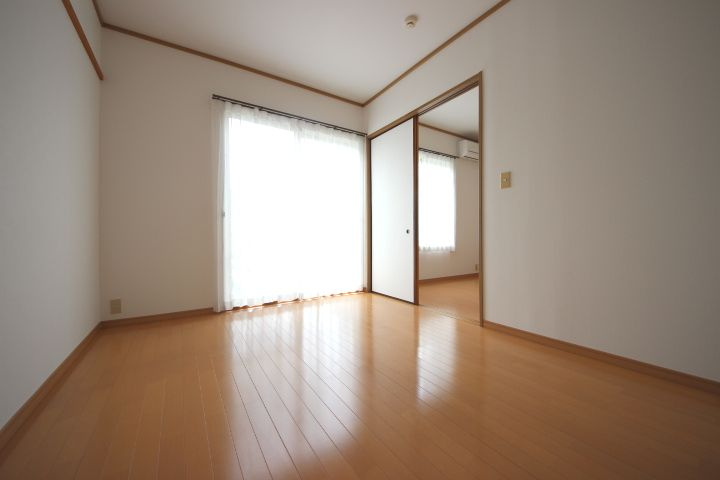 落ち着いた色調の洋室です