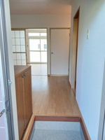 収納もある玄関です
