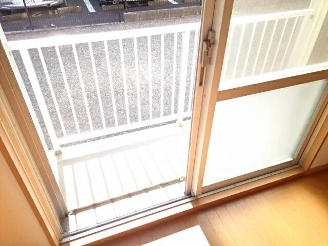 暖かな日差しのふりそそぐバルコニー